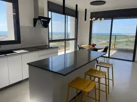 #דירת יוקרה על הים Bluewave Beach Apartment#