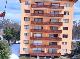 Departamento pie de pista Nevados de Chillán, hotell med parkeringsplass i Pinto