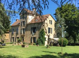 Chambres et table d'hôtes Le cèdre Aveyron, hotel com estacionamento em Sainte-Croix