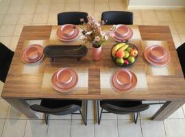 Top End Marvel -Darwin's Premier 3-BR Luxury Apt, hotel in Darwin