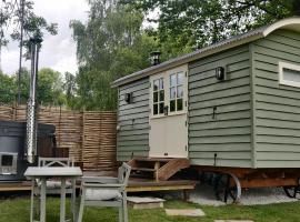 Romantic Shepherds hut with stunning sunsets, cheap hotel in Hollingbourne