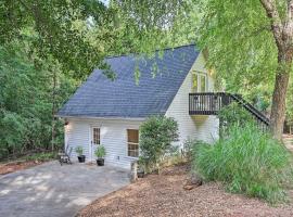 Pet-Friendly Central Cottage 2 Miles to Clemson!, casa a Clemson