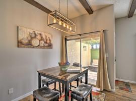 Tempe Condo with Patio, 14 Mi to Downtown Phoenix、テンピのアパートメント