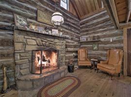 Historic Cabin Grill and Hiking Trail Access!, hotell med parkering i Bryson City