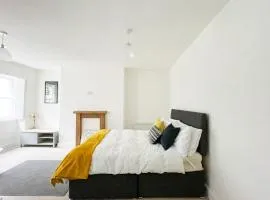 Pittville Studios - By Suitely