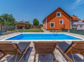 Beautiful Home In Otocac With 3 Bedrooms, Wifi And Outdoor Swimming Pool, hotel u gradu Otočac