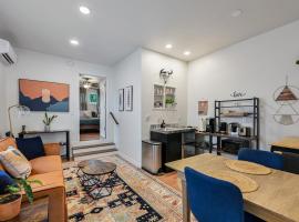 Cozy Love Nest 1br - Minutes To Downtown Asheville, къща тип котидж в Ашвил