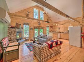 Cabin-Inspired Home Less Than 12 Mi to Sugarloaf Mtn!, hotel met parkeren in Stratton
