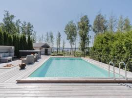 Seafront Villa - Pool - Jacuzzi - Gym - Beach, holiday home in Vartsala