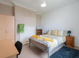 Spacious 4BR, Parking, Near Centre, Accommodates 7