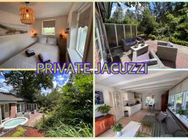 Free standing vacation house GARDEN, PRIVATE JACUZZI, VELUWE WOODS, hotel i Voorthuizen