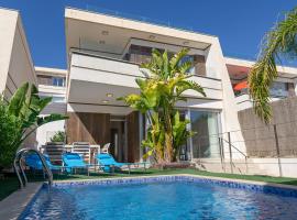 Stunning New Build 3 Bed Villa with Private Pool: Villacosta'da bir tatil evi