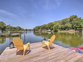 Waterfront Reedville Home with Private Dock!, hotelli kohteessa Reedville