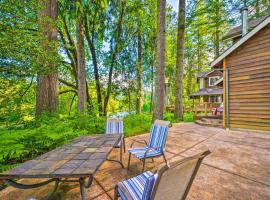 The River House with Deck, on McKenzie River!, hotel con parking en Springfield