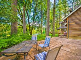 The River House with Deck, on McKenzie River!, hotel en Springfield