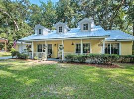 Serene Old Town Getaway Near Suwannee River!, hotel with parking in Old Town