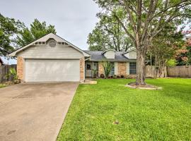 Cozy Irving Home with Fully Fenced Backyard!, alquiler vacacional en Irving