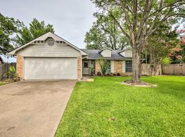 Cozy Irving Home with Fully Fenced Backyard!, hotel in Irving