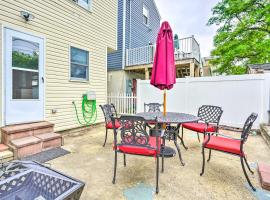 Family-Friendly Keansburg Home Walk to Beach!, hotell i Keansburg