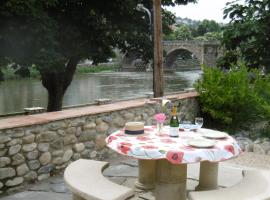 LIMOUX RIVERSIDE GARDENs, παραθεριστική κατοικία σε Limoux