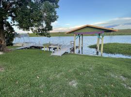 Rim Canal Cottage 'Yellow House' with Canal Views & Boat Dock cottage, hotel in Okeechobee