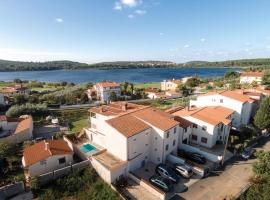 Cozy Home In Pomer With Kitchen, hotel v destinaci Pomer