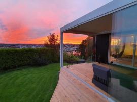 Villa with great view: Sandnes şehrinde bir otel