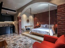 Meteora Heaven and Earth Kastraki premium suites - Adults Friendly, hotelli Kalabakassa lähellä maamerkkiä Meteora-luostarikokonaisuus