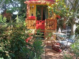 Roulotte HOPE-Le jardin de Mia, accommodation sa Paradou