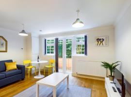 Redhill town centre apartment by Livingo, vacation rental in Redhill
