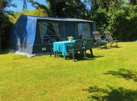 4 persoons ingerichte tent op kleine camping，Anna Paulowna的飯店