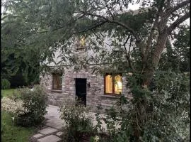 Traditional Stone lodge, Llandeilo