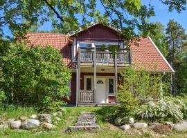 4 Bedroom Lovely Home In Mariefred, hytte i Mariefred