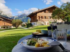 Chalet Spitzhorn - Your Peak Getaway - Private Terrasse & gratis Parkplatz, hotel with parking in Gsteig