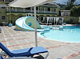 Private 2 Bedroom Beachfront Penthouse Condo Ocho Rios, Jamaica: Ocho Rios şehrinde bir spa oteli