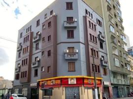 Hotel Tropicália próximo a 25 de março , Brás e Bom Retiro "Com estacionamento conveniado ao lado do hotel"、サンパウロのホテル