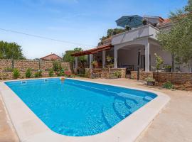 Stunning Home In Oklaj With Outdoor Swimming Pool, cabaña o casa de campo en Oklaj