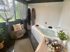 Couple's Resort Spa Retreat, hotel in Cowes