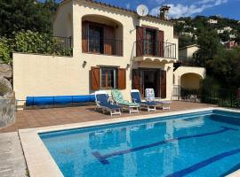 Beautiful holiday home in Calonge with private pool, hotel na praia em Calonge