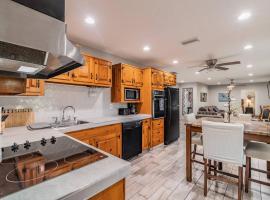 A homely & modern home with gazebo and bbq., villa in Tampa
