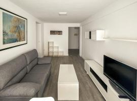 3 Bedroom Awesome Apartment In Estepona, hotel in Estepona