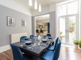 Stylish 5 Bedroom House - Walking distance to Beach, hotell sihtkohas Lytham St Annes