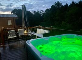 Carre Retreat with private hot tub, hotel with jacuzzis in Felton