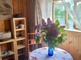 Laivu māja uz Alūksnes ezera/ Boat house on a Lake，阿盧克斯內的小屋