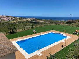 New build stunning 2 bed with sea views, hotel para famílias em Manilva