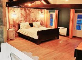 Suite Penthouse Romantique avec Jacuzzi, Confolens, Charente, cheap hotel in Confolens