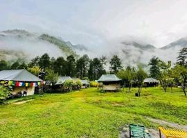 Naktsmītne pie ģimenes Odyssey Stays Parvati Woods Camps pilsētā Kasola