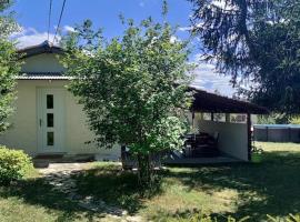 Chez Chapelle in the heart of the Gascony with pool and hot tub, hotel sa parkingom u gradu Oš