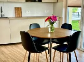 W pełni wyposażony apartament z dwoma ogródkami i miejscem postojowym dla elektryka.