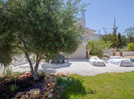 Casa Magnolia - Spacious Home in heart of Akrotiri, Ferienhaus in Chania